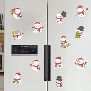 Détail d'autocollant de bonhomme de neige de Noël avec divers motifs de dessins animés.