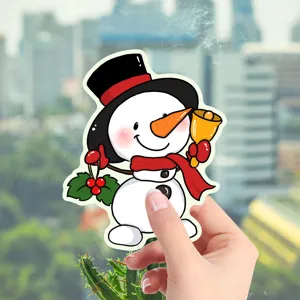 Joli autocollant bonhomme de neige dessin animé avec chapeau haut de forme et cloche déco.