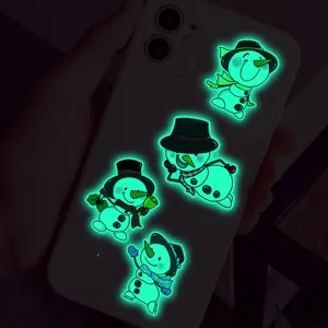 Détail du produit montrant de jolis autocollants de bonhomme de neige lumineux de nuit.