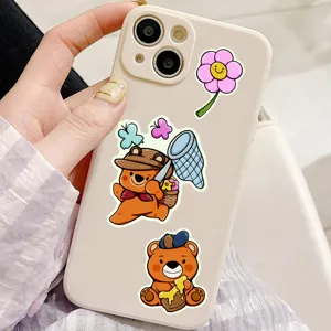 Coque de téléphone mignon ours dessin animé avec autocollants floraux, design protecteur élégant.