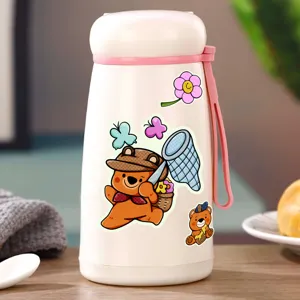 Jolie bouteille isotherme en forme d'ours avec couvercle rose et sangle pour usage quotidien.