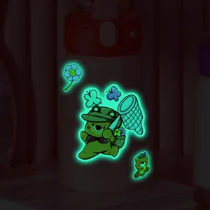 Gros plan très détaillé d'un autocollant d'animal mignon phosphorescent pour mur.