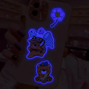 Autocollants muraux de dessin animé lumineux et mignons brillant dans le noir détails.