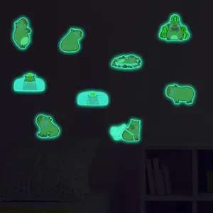 Detailansicht leuchtender Kapibara-Wandaufkleber mit grünem Lichteffekt für das dunkle Zimmer.