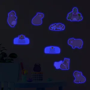 Leuchtende Kapibara Wandaufkleber Detailansicht mit niedlichen fluoreszierenden Tier-Designs.
