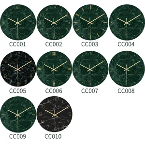 Dettaglio orologio da parete in marmo verde scuro con lancette dorate, acrilico, design moderno.