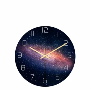 Vista detallada del reloj de pared galaxia con impresión de universo en acrílico brillante.