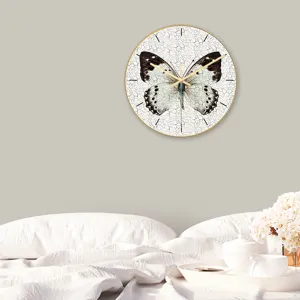 Kreative runde Wanduhr mit Schmetterling Muster, leises Uhrwerk fuer moderne Wohnzimmer Dekoration.