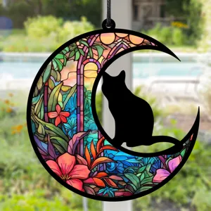 Nahaufnahme eines bunten Monds und einer schwarzen Katze als bunter Hängeornament.
