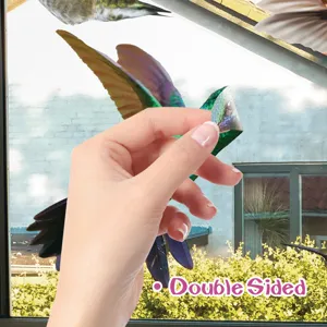 Dettaglio dell'adesivo anti-collisione per finestre colibrì dal design statico colorato.