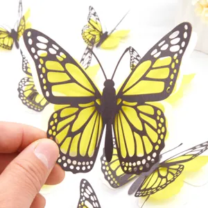 Close-up detail van de 3D holle parelmoer papieren vlinder muursticker met gelaagd ontwerp.