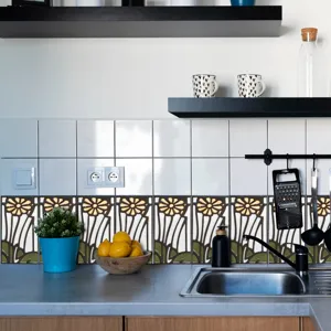 Dettaglio adesivo per piastrelle cucina con motivo floreale vintage per decorazione murale.