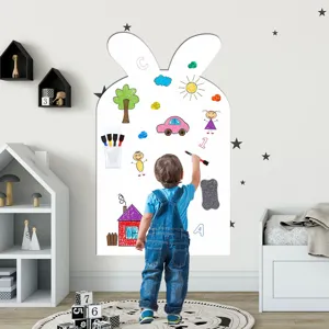 Kindersüsser Hasen-Magnettafel-Wandaufkleber im Kinderzimmer mit bunten Mustern.