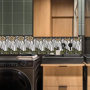Dettaglio di adesivo per piastrelle floreale retro per decorazione murale cucina e bagno.