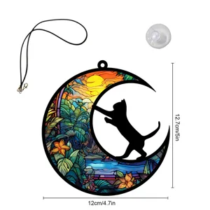 Detailansicht des schönen Buntglas-Mond-Katze-Hängeornaments mit Kordel und Saugnapf.