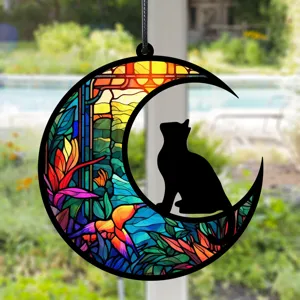 Detailansicht eines schönen Buntglas-Stil Katzen-Mond Hängeornaments für die Heimdekoration.