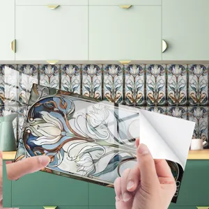 Vista di dettaglio adesivo per piastrelle floreale stile liberty, decorazione cucina.