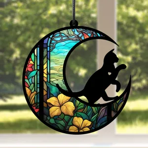 Nahaufnahme des Buntglas Katzen Monds Hängeornaments mit blumigem Design für Fenster.
