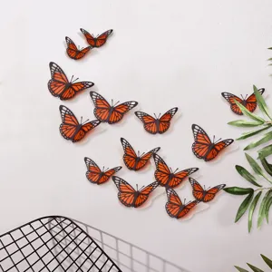 Gedetailleerde close-up van 3D holle vlinder muurstickers gerangschikt op een schone witte muur.