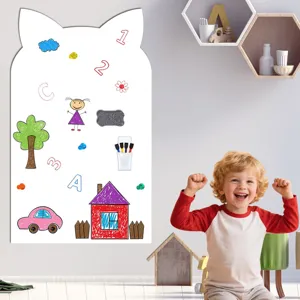 Detailansicht des magnetischen Kindertafel-Stickers mit Zeichnungen und glücklichem Jungen.