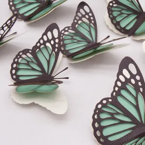 Close-up van 3D holle parelmoer papier vlinder muurstickers met prachtig gelaagd design.