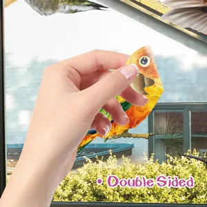 Primo piano dettagliato che mostra adesivo per finestre a uccello colorato bifacciale.