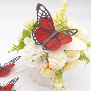 Close-up detail van 3d holle rood zwarte vlinder muursticker decoratie met bloemen