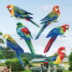 Dettaglio in primo piano di adesivi per vetri pappagallo colorati, decorazione.