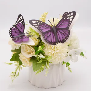 3D holle parelpapier vlinder decoratie op kunstmatig bloemstuk, elegante detailweergave.