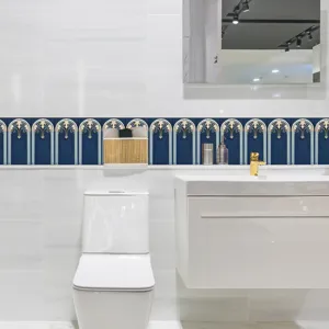 Vista dettagliata di adesivi per piastrelle da parete vintage blu e oro per il bagno.