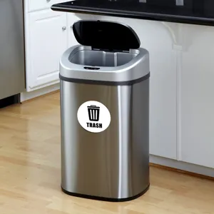 Pattumiera automatica in acciaio inox con sensore ed etichetta per cucina moderna.