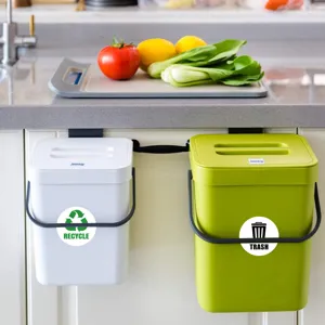 Set di due pattumiere da cucina sospese con etichette per ante di mobili e uso domestico.