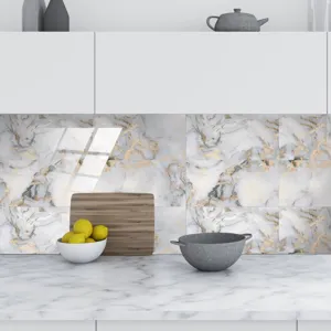 Vue détaillée d'autocollant de carrelage effet marbre avec texture cristal et veines dorées.