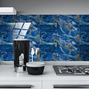 Autocollant de carrelage marbre bleu et or avec finition brillante cristal pour cuisine et mur.