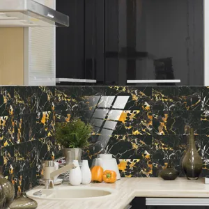 Vue détaillée d'autocollants de carrelage en marbre noir et or pour la décoration.