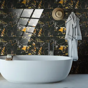 Adhésif de carrelage effet marbre imperméable avec texture cristal pour déco murale de salle.
