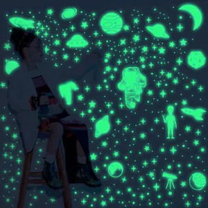Stickers muraux spatiaux phosphorescents avec astronaute, fusée et étoiles pour chambre.