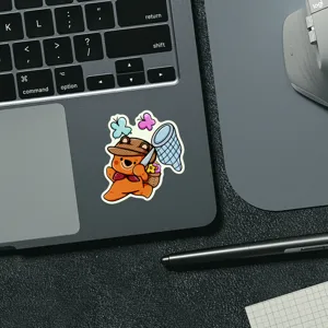 Simpatico adesivo orsetto detective per laptop, sticker impermeabile in vinile decorativo.