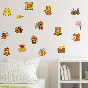 Bellissimo dettaglio adesivi murali orsetto e ape cartone animato, decorazione cameretta.