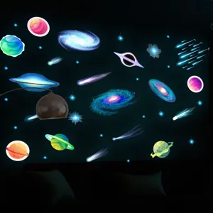 Leuchtende Galaxie Wandtattoos im Dunkeln, perfekt fur Kinderzimmer und Raumdekoration geeignet.