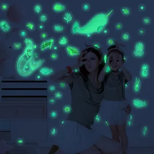 Adesivi murali luminosi sirena oceano per camera da letto bambini decorazione fluo.
