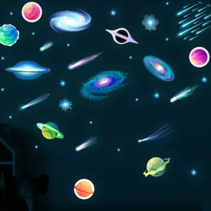 Leuchtende Weltraum Wandaufkleber Set mit Planeten, Galaxien und Sternschnuppen.