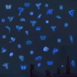 Stickers muraux lumineux colibri papillon pour décoration de chambre d'enfant la nuit.