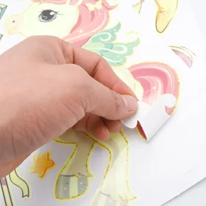 Détail d'autocollant mural licorne lumineuse avec support pelable facile et design.