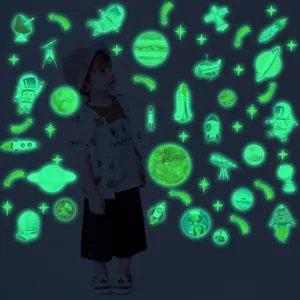 Stickers muraux spatiaux phosphorescents avec astronautes, fusées et planètes pour chambre.