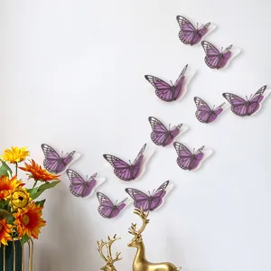 Gedetailleerd uitzicht op 3D paarse holle vlinder muurstickers voor elegante wanddecoratie.