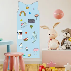 Magnetische Kinderzimmer-Wandtafel im Katzenohr-Design mit niedlichen bunten Mustern.