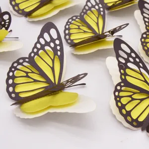 Close-up detail van 3D gelaagde holle vlinder muurstickers, parelmoer papier decor for home.