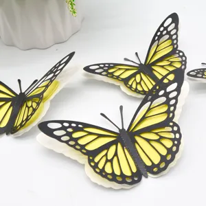 Detailopname van 3D holle parelpapier vlinder muurstickers met zwarte en gele lagen.