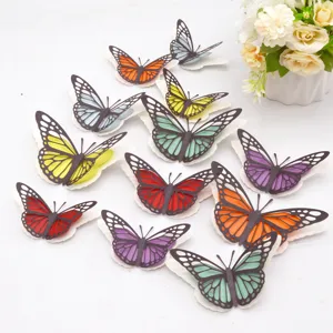 Gedetailleerd overzicht van 3D uitgeholde pearlescent papier vlinder muurstickers.